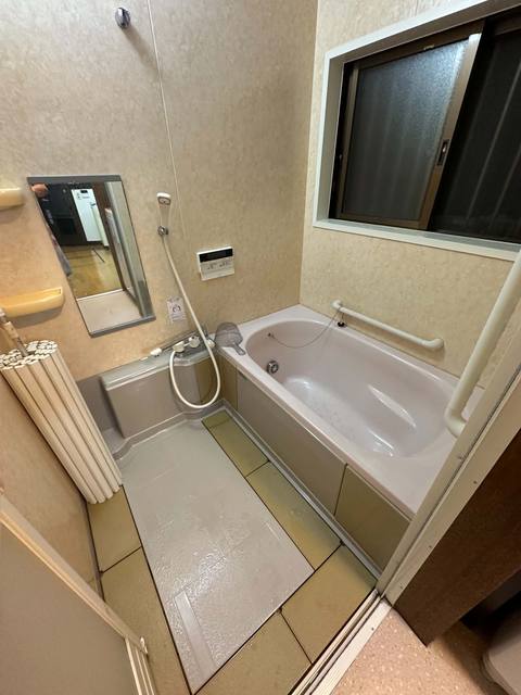 3-Bedroom House — Sakamoto-cho in Sakamoto-cho, Yokosuka — photo 14 of 14: bathroom with bathtub
